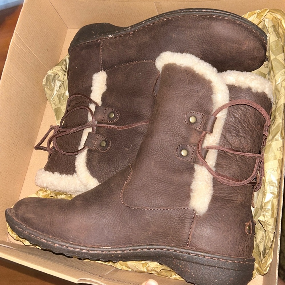 Brown women Akadia Ugg boots